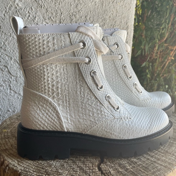 UGG DAREN Booties - Picture 2 of 5